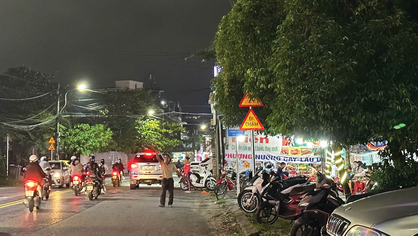 Tràn ra đường vẫy khách gây mất an toàn giao thông