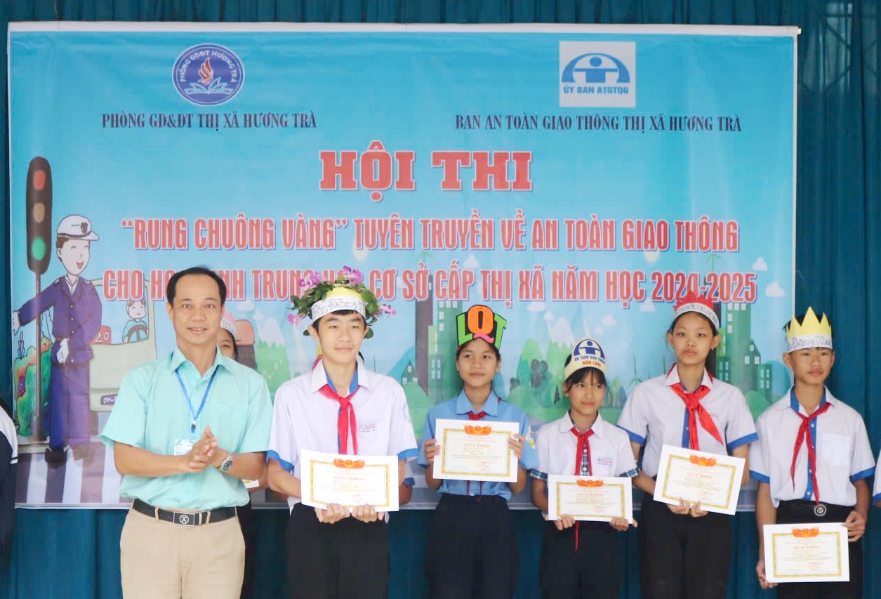 Học sinh Hương Trà tìm hiểu về an toàn giao thông