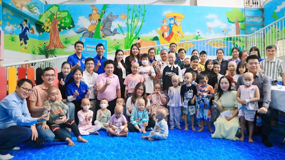 Tặng sách, đồ chơi cho bệnh nhi tại Bệnh viện Trung ương Huế