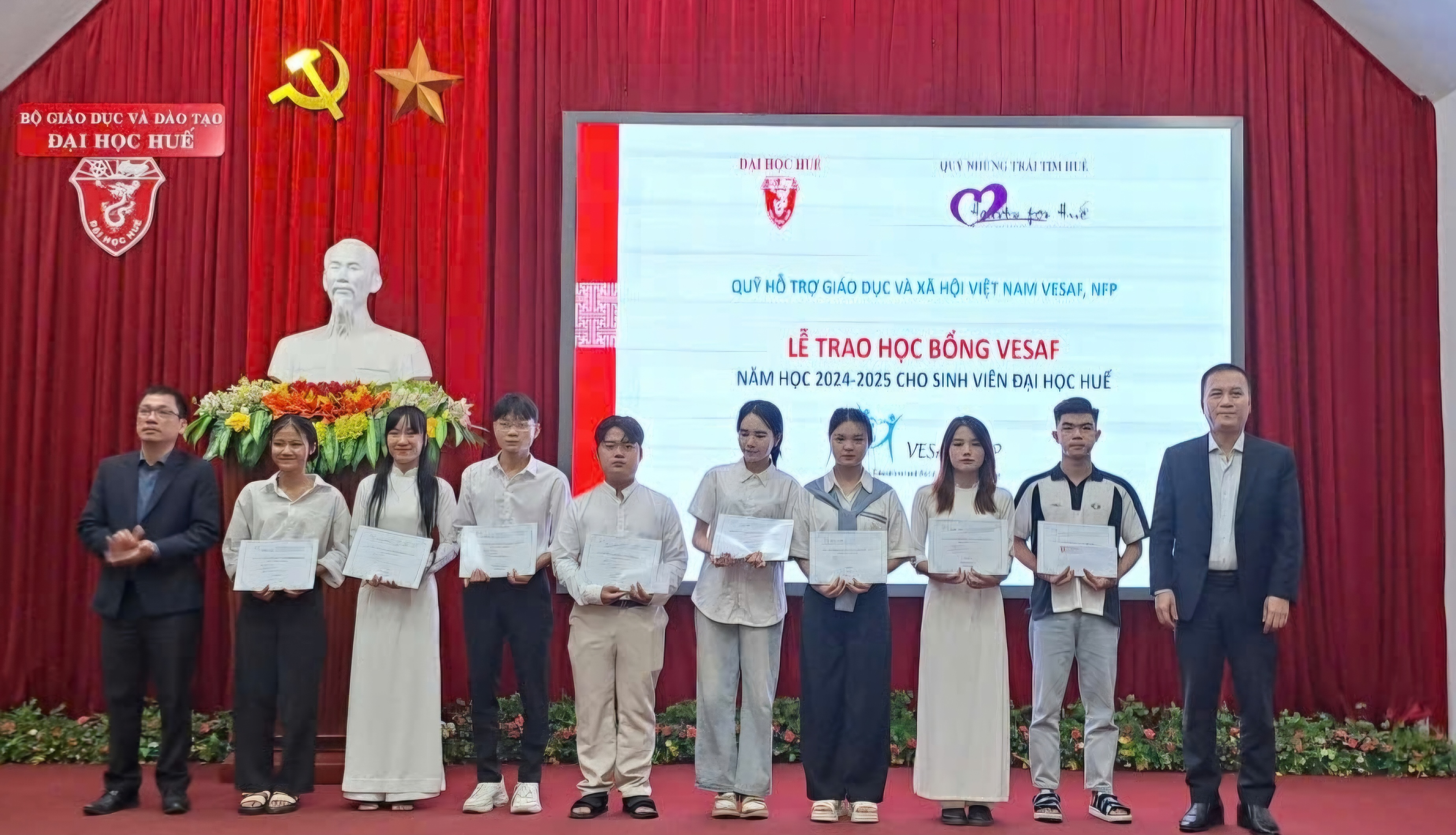 Trao 45 suất học bổng trị giá 18 000 USD