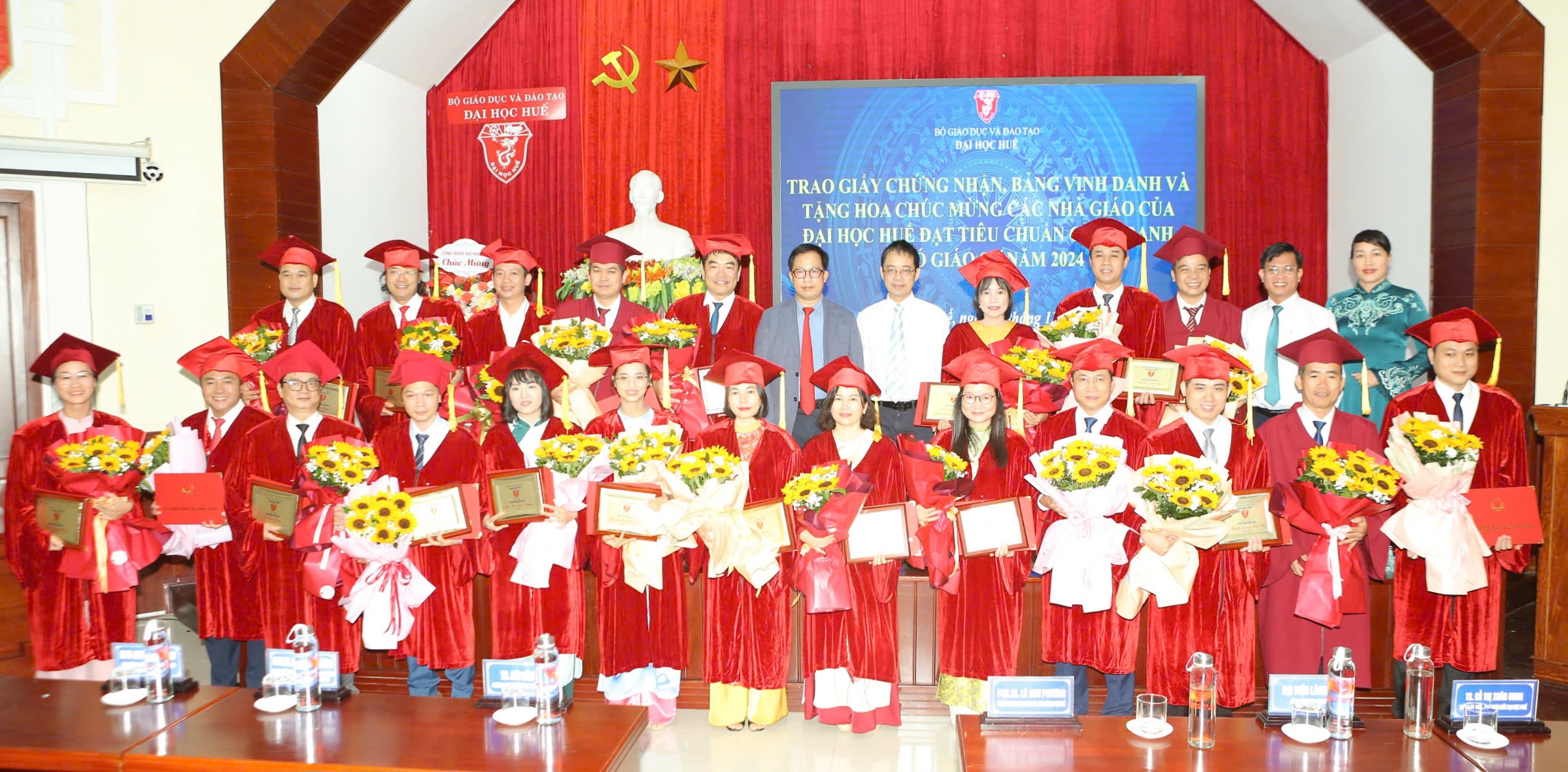 22 nhà giáo được trao chứng nhận đạt chuẩn chức danh Phó Giáo sư