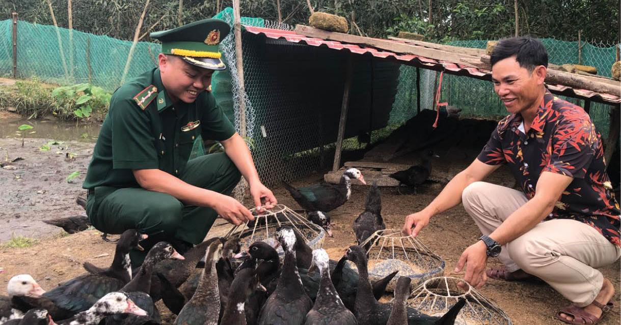Trưởng thôn La Tưng “hai giỏi”