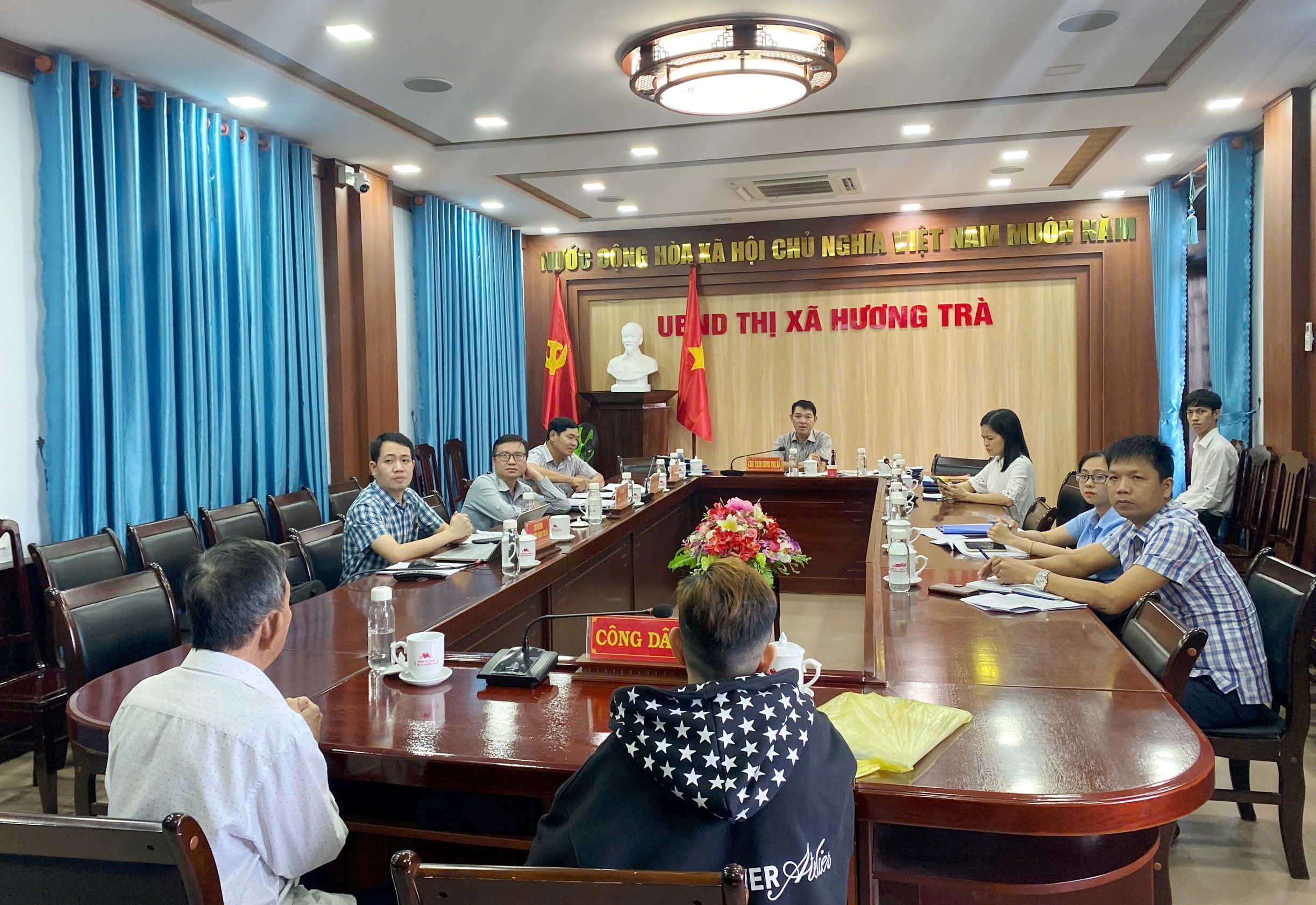 Chủ tịch UBND TX Hương Trà giải quyết kiến nghị liên quan về đất của người dân