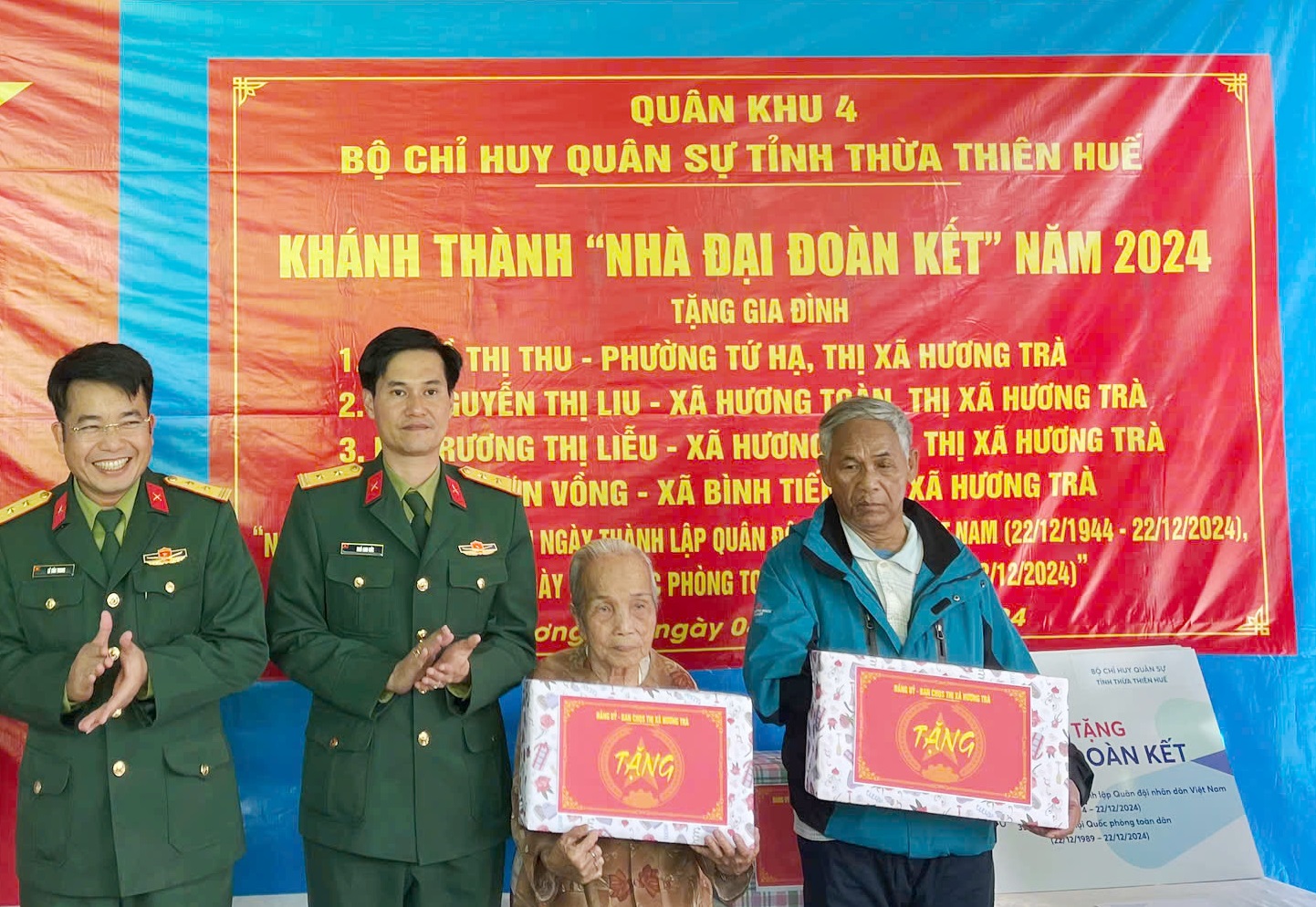 Bộ Chỉ huy Quân sự tỉnh bàn giao 4 nhà “Đại đoàn kết” ở Hương Trà