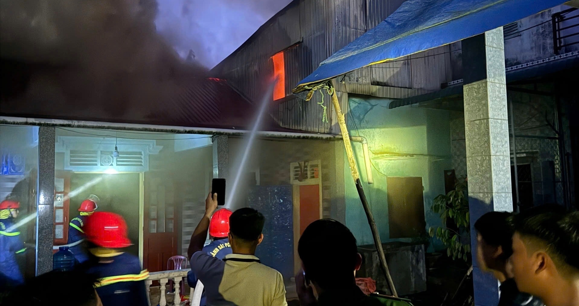 Dập tắt đám cháy ở cơ sở vàng mã trong đêm