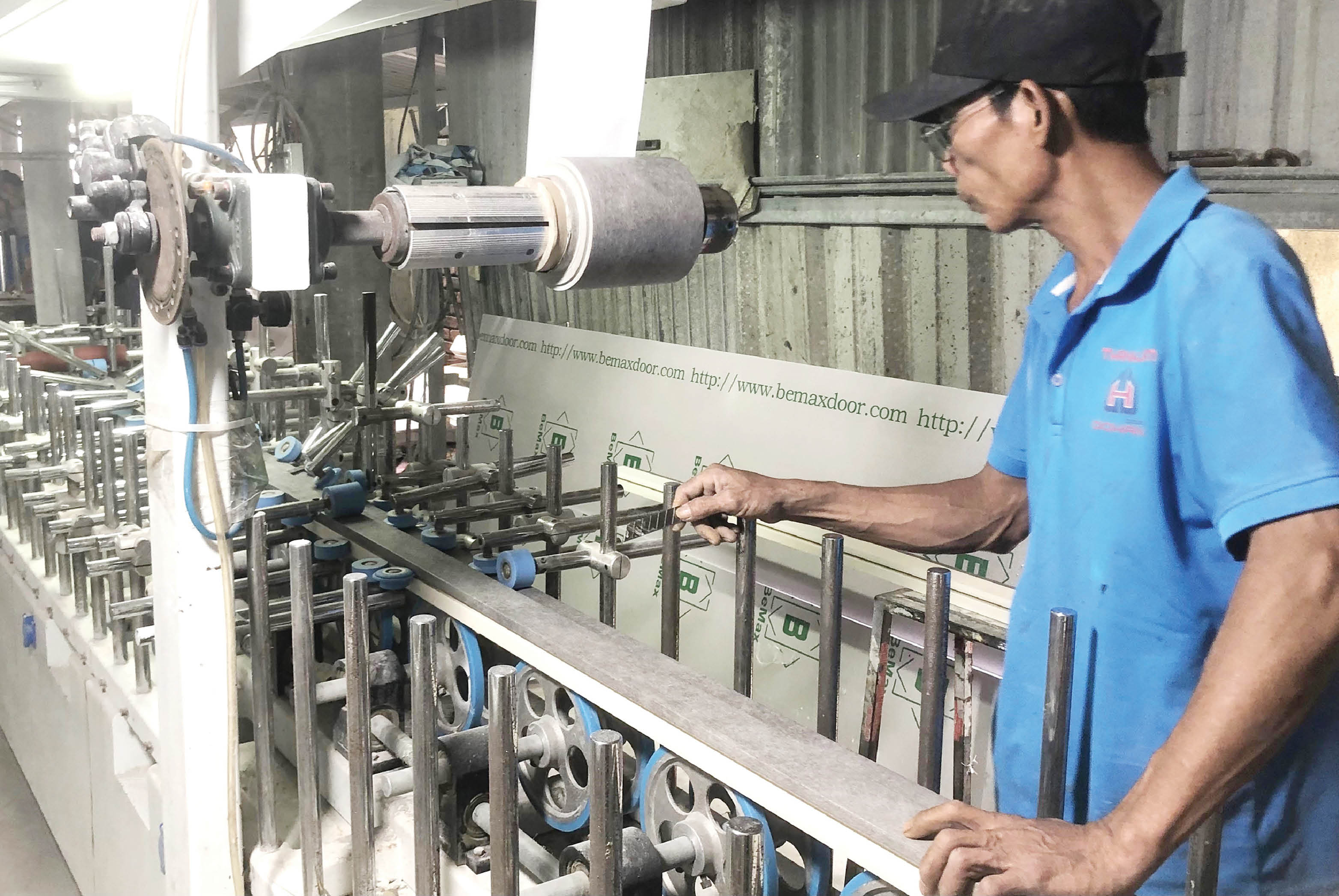 Sản xuất cửa nhựa composite - Nghề mới ở Hương Thủy