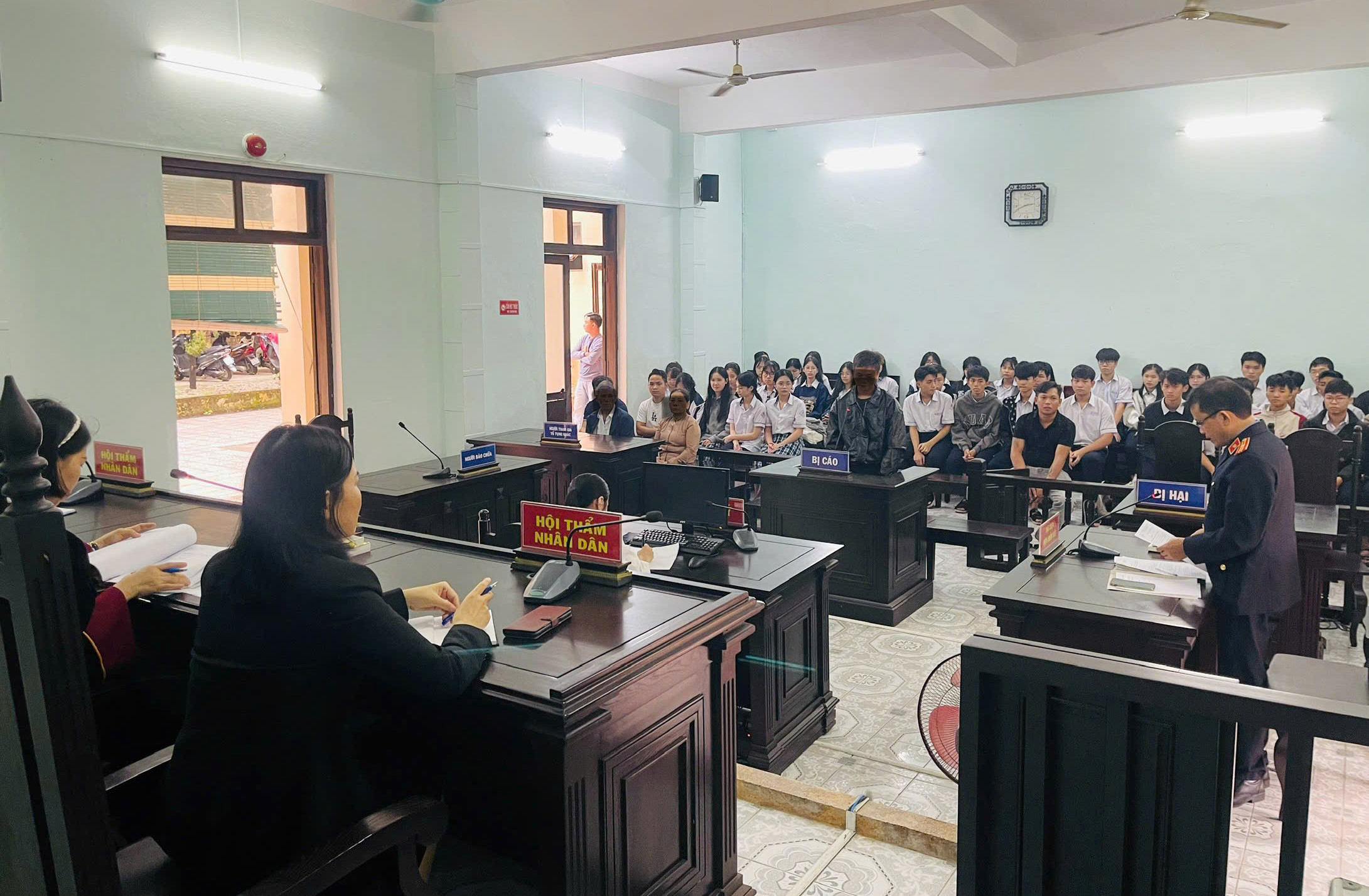 Giáo dục pháp luật cho học sinh qua phiên tòa thực tế