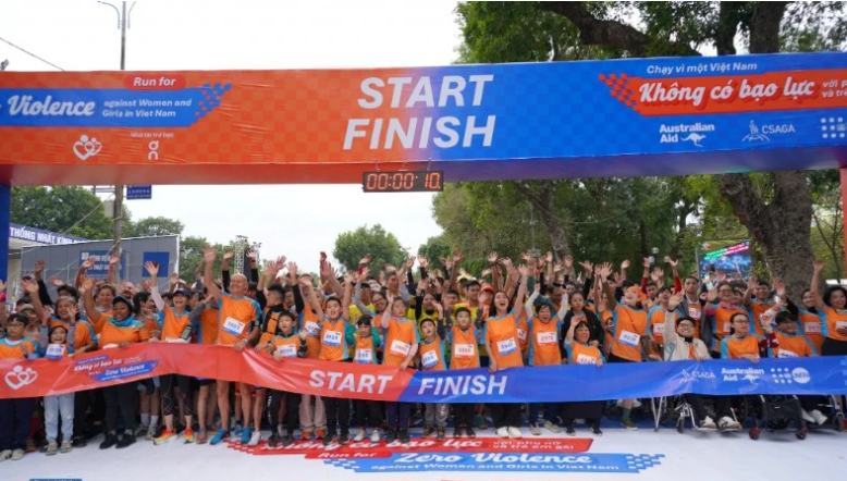 Hơn 2 000 người chạy vì một Việt Nam không có bạo lực với phụ nữ và trẻ em gái