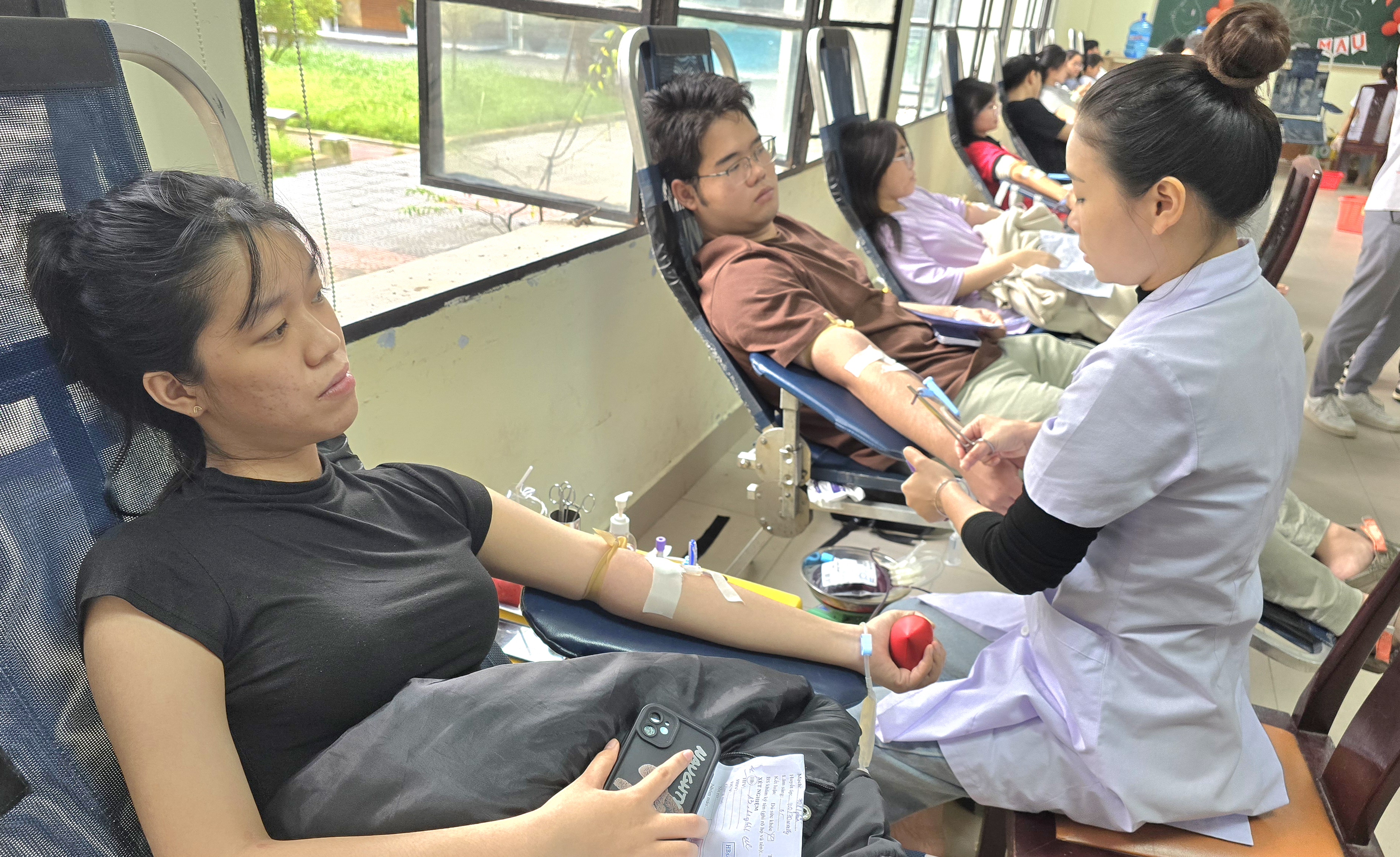 Tiếp nhận gần 500 đơn vị máu