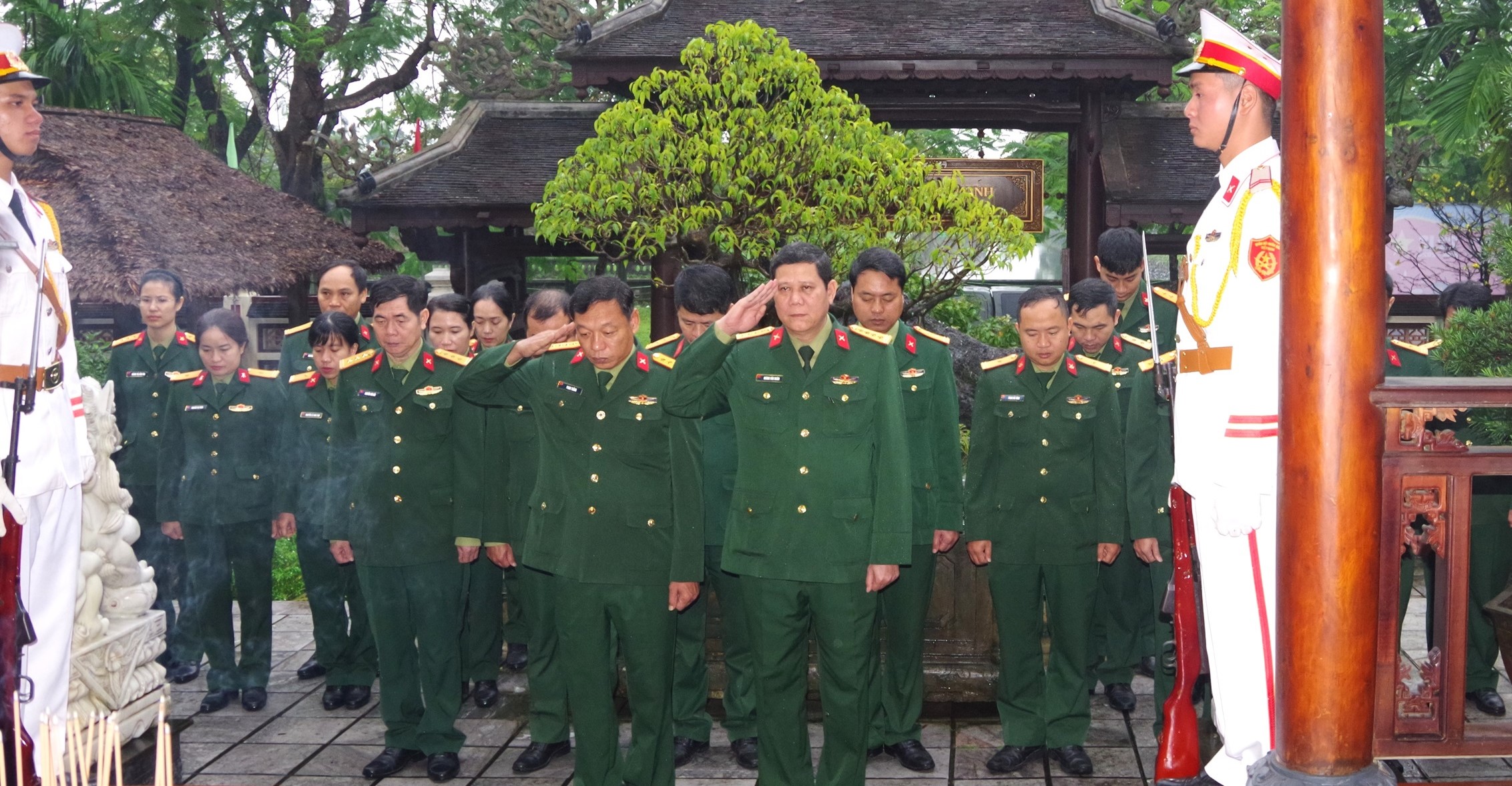 Dâng hoa tưởng nhớ Đại tướng Nguyễn Chí Thanh và Đại tướng Lê Đức Anh