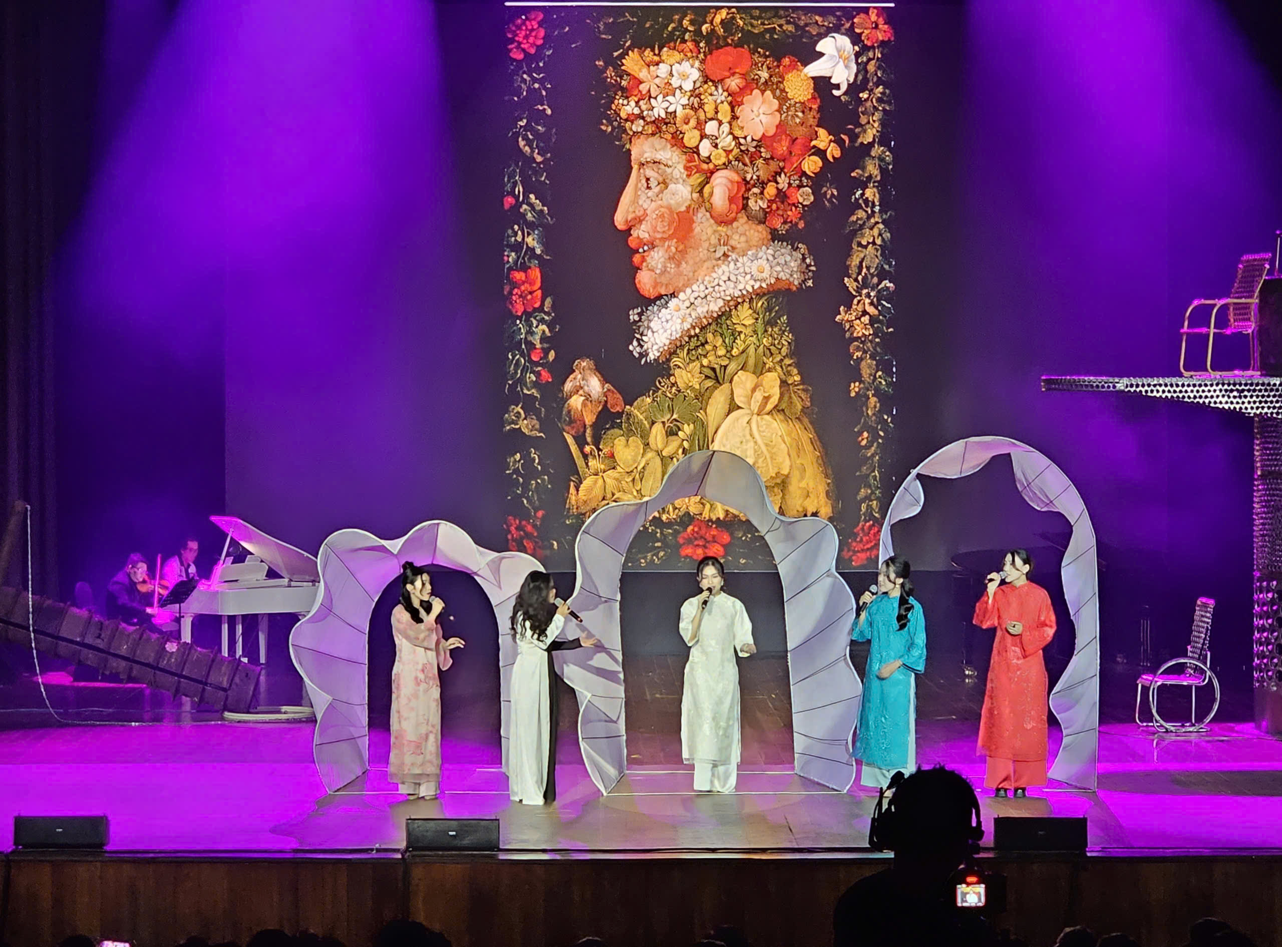 “Hoa và rác”-Thông điệp bảo vệ môi trường