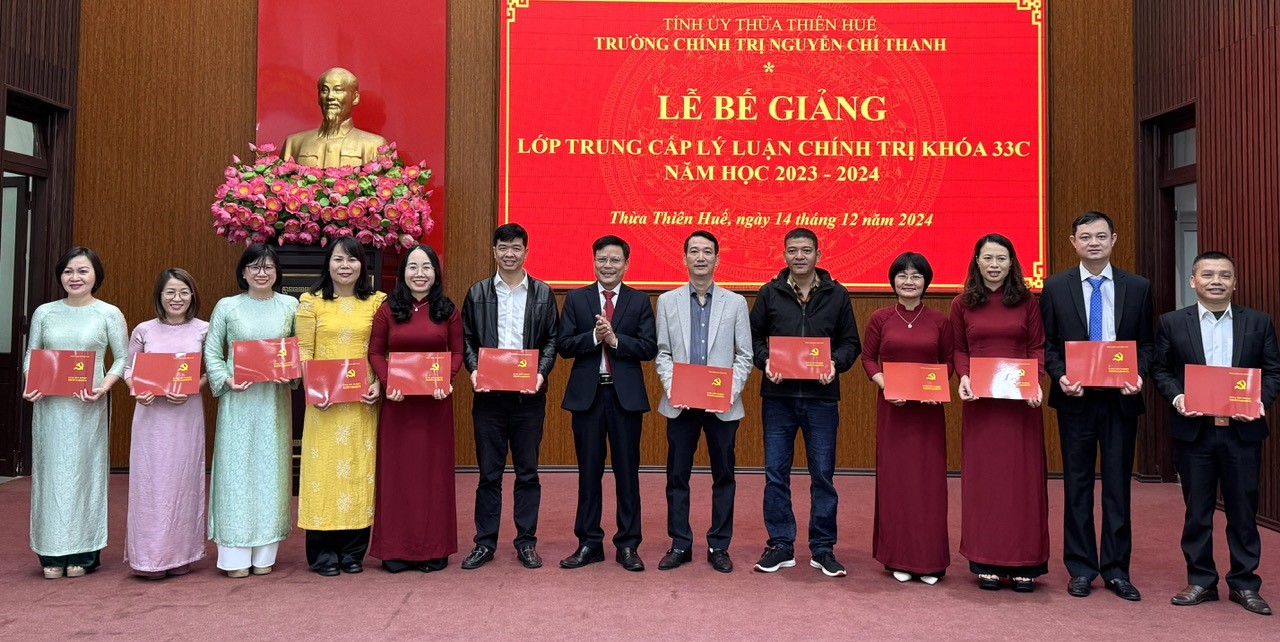 72 học viên được trao bằng tốt nghiệp trung cấp lý luận chính trị