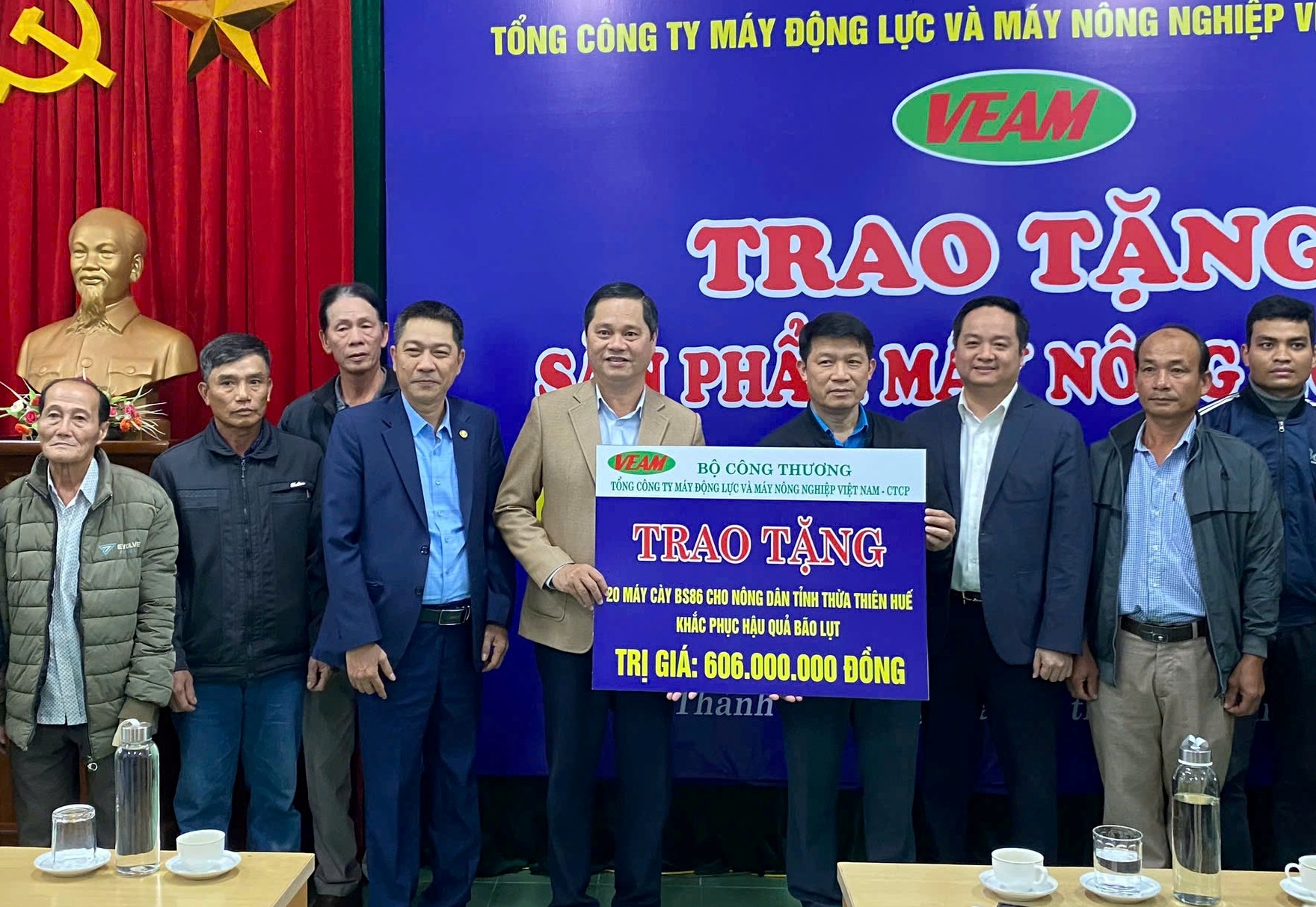 VEAM tặng 20 máy cày cho bà con thiệt hại do bão lũ