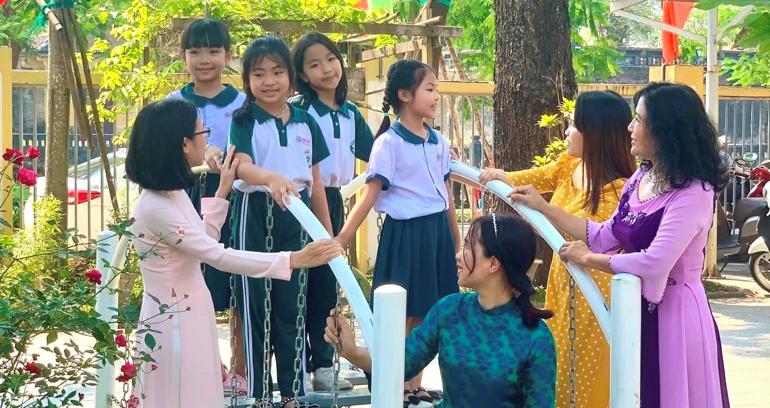 Nữ cán bộ, giáo viên, nhân viên là những tấm gương sáng