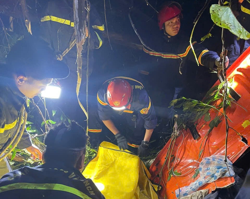 Lật xe đầu kéo, tài xế tử nạn