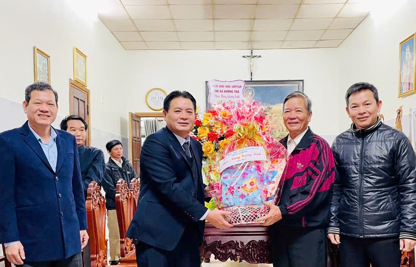 Bí thư Thị ủy Hương Trà thăm, chúc mừng Giáng sinh các cơ sở tôn giáo