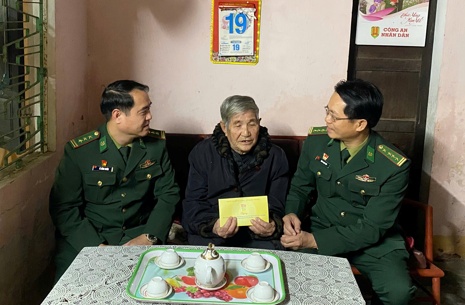 Tặng quà cho các Anh hùng lực lượng vũ trang