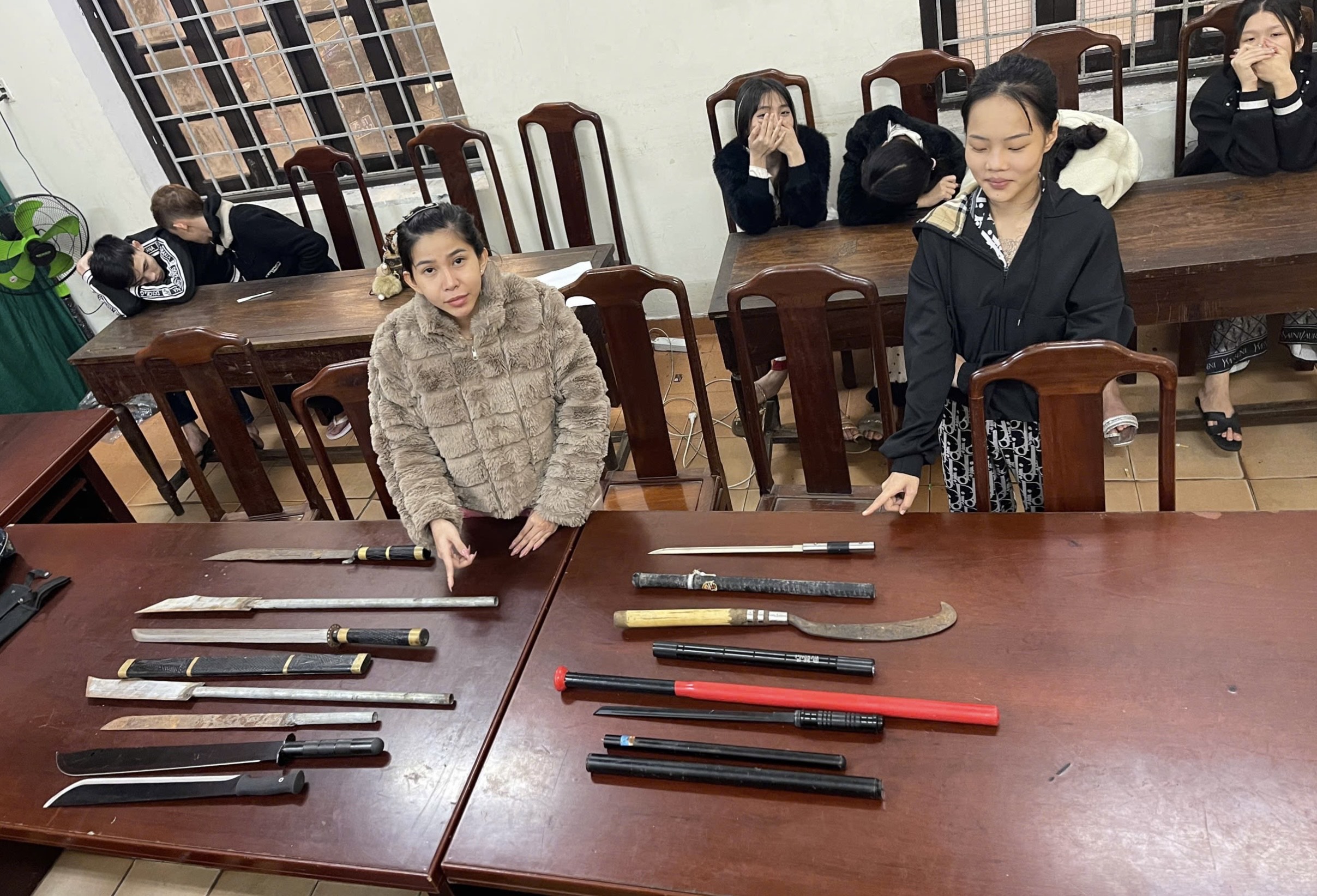 11 thanh niên dương tính ma túy, tàng trữ hung khí