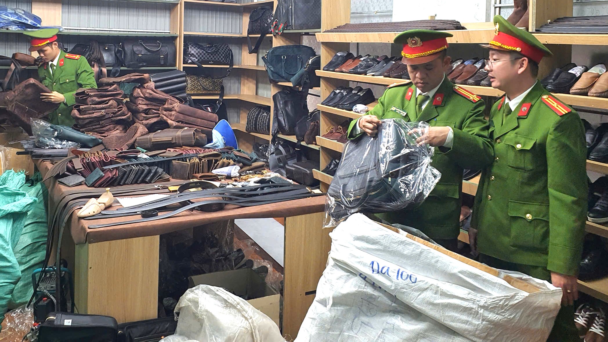 Thu giữ hàng nghìn sản phẩm “nhái” thương hiệu nổi tiếng