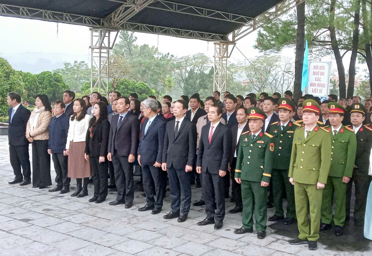 Dâng hương, dâng hoa tại Nghĩa trang Liệt sĩ TP Huế