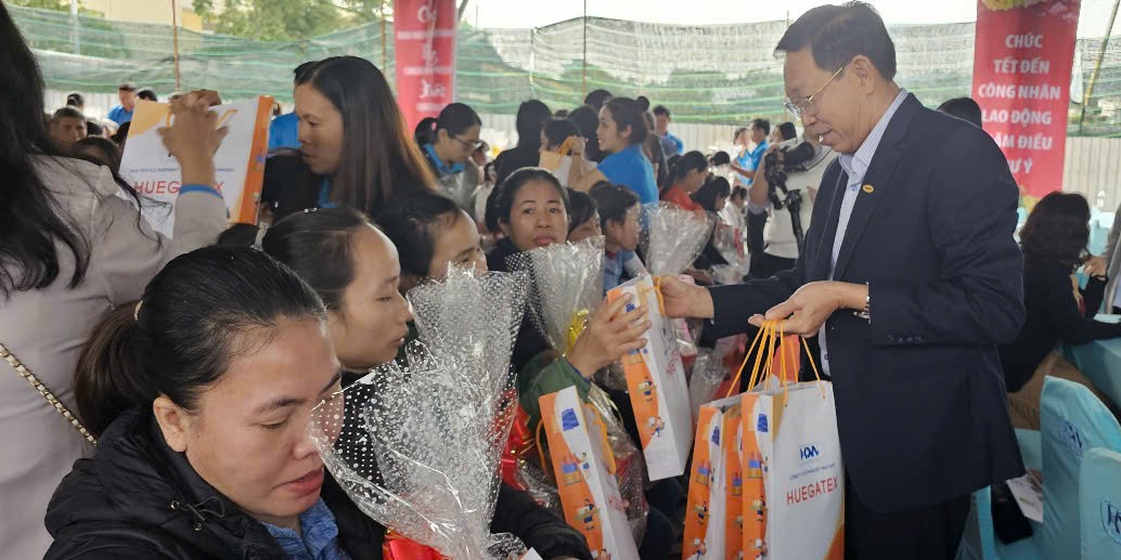 Trao tặng 390 suất quà tết cho công nhân lao động có hoàn cảnh khó khăn