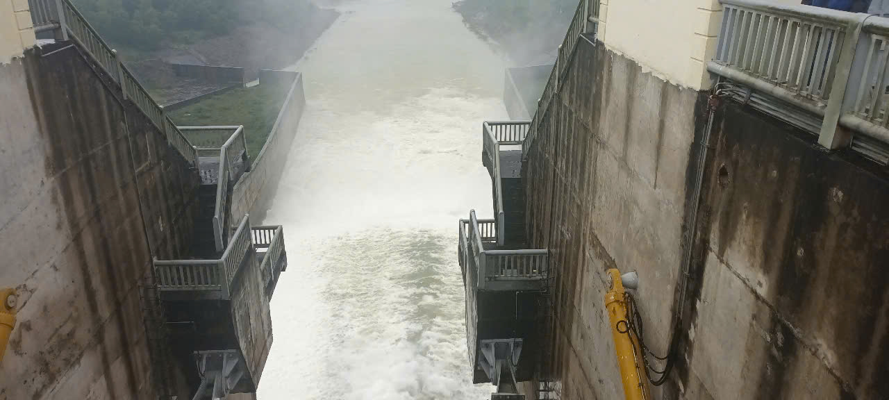 Hồ Tả Trạch liên tiếp điều tiết nước