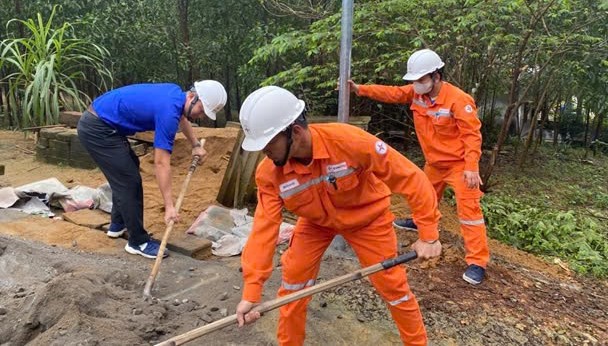 Khánh thành công trình thanh niên Thắp sáng đường quê tại A Lưới