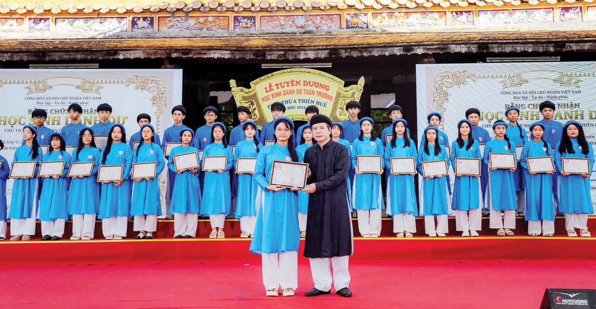 Vinh danh học sinh danh dự toàn trường