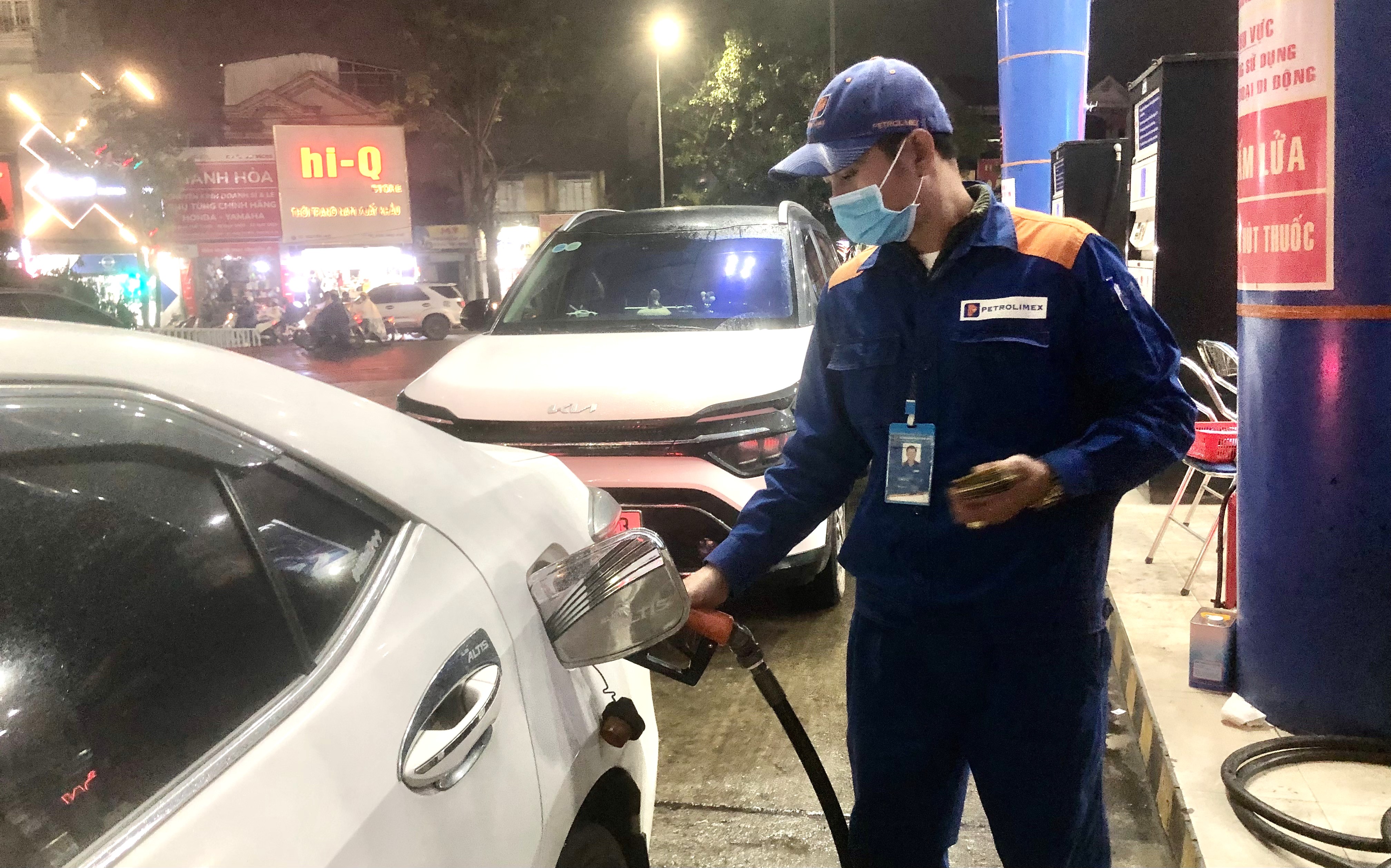 Giá xăng RON 95 giảm về sát mốc 20 500 đồng lít