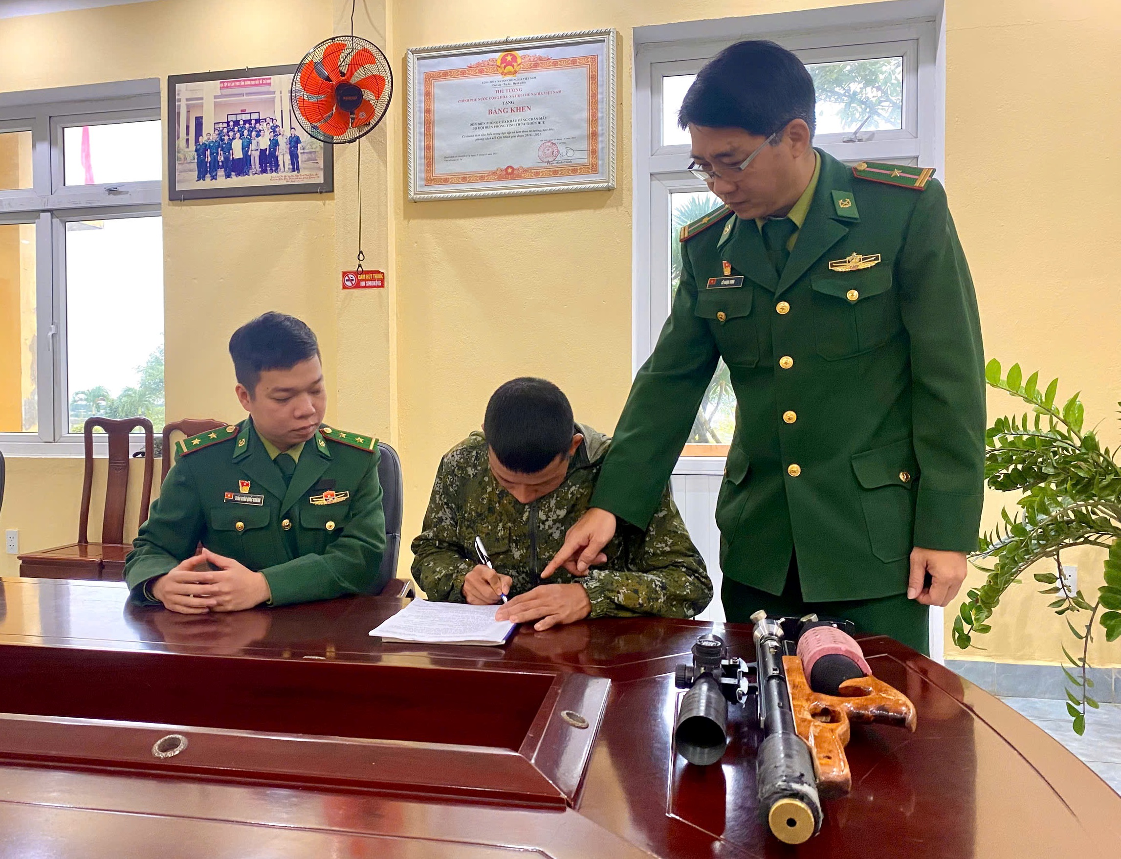 Một người dân tự nguyện giao nộp vũ khí