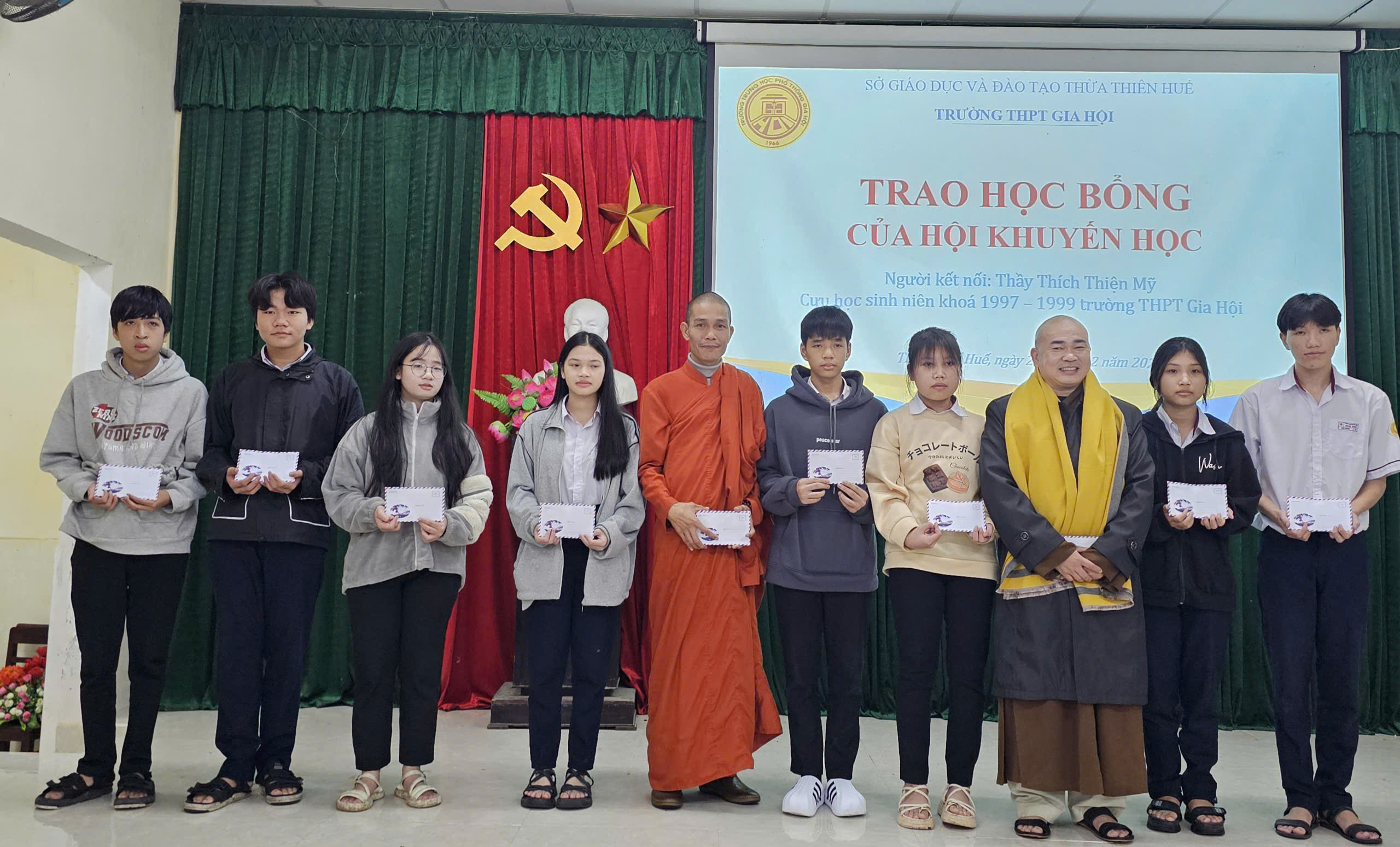 Trao 50 suất học bổng cho học sinh Trường THPT Gia Hội