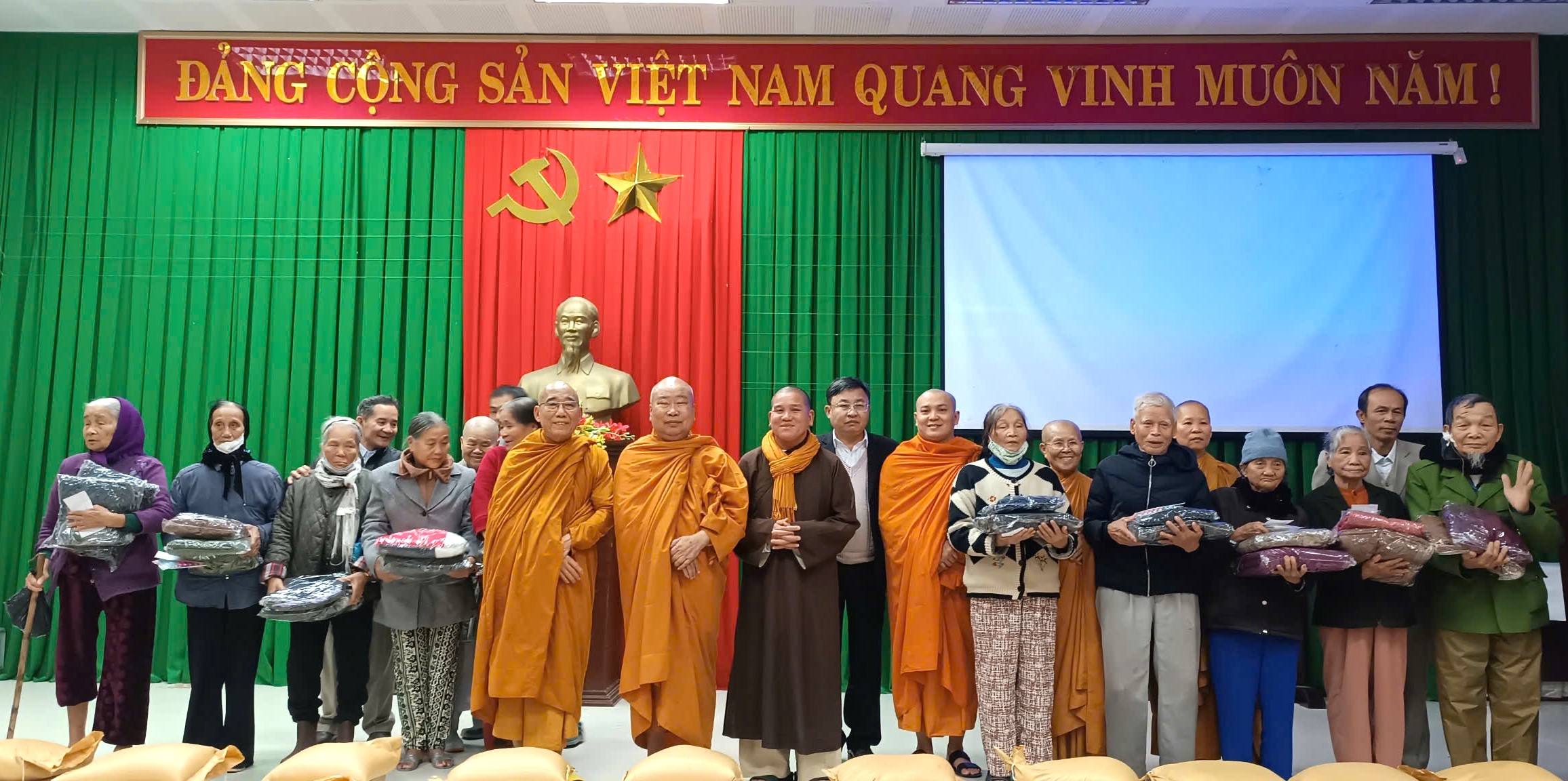 Hỗ trợ 250 suất quà cho bà con nghèo xã Phong Sơn