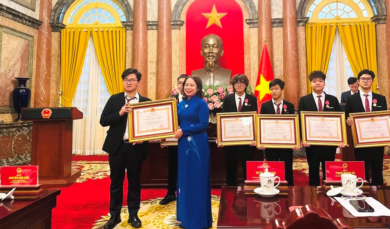 Hồ Đức Trung được Chủ tịch nước trao tặng Huân chương Lao động Hạng Ba