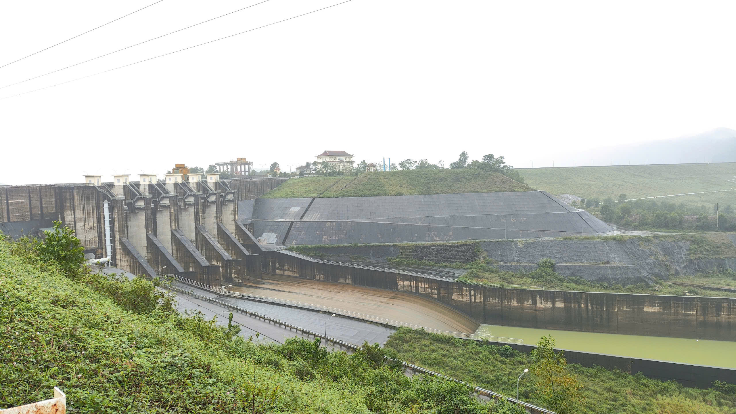 Hồ Tả Trạch điều tiết với tổng lưu lượng 385-550m3 s