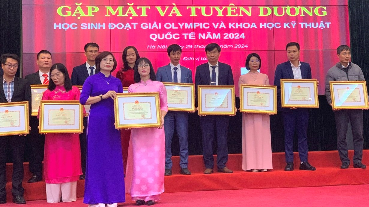 Trường THPT chuyên Quốc Học - Huế được Bộ Giáo dục và Đào tạo tặng bằng khen về thành tích thi Olympic quốc tế