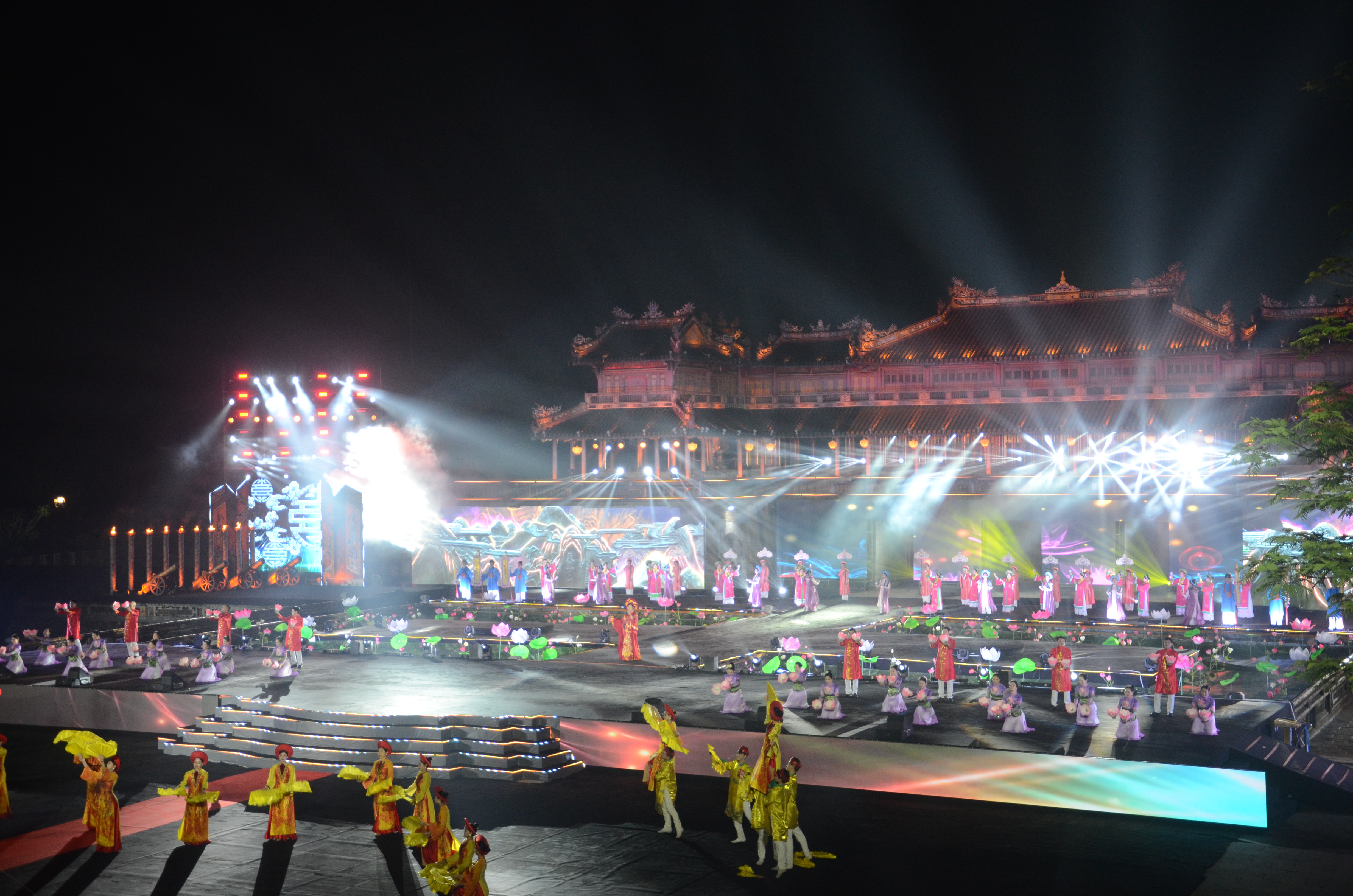 Huế vươn mình cùng đất nước