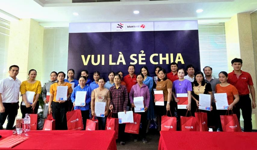 Quỹ Tâm Tài Việt và Vietlott tặng thẻ bảo hiểm sức khỏe cho người phân phối vé số