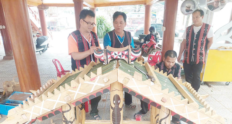 Đại sư phụ nghệ thuật nhà mồ