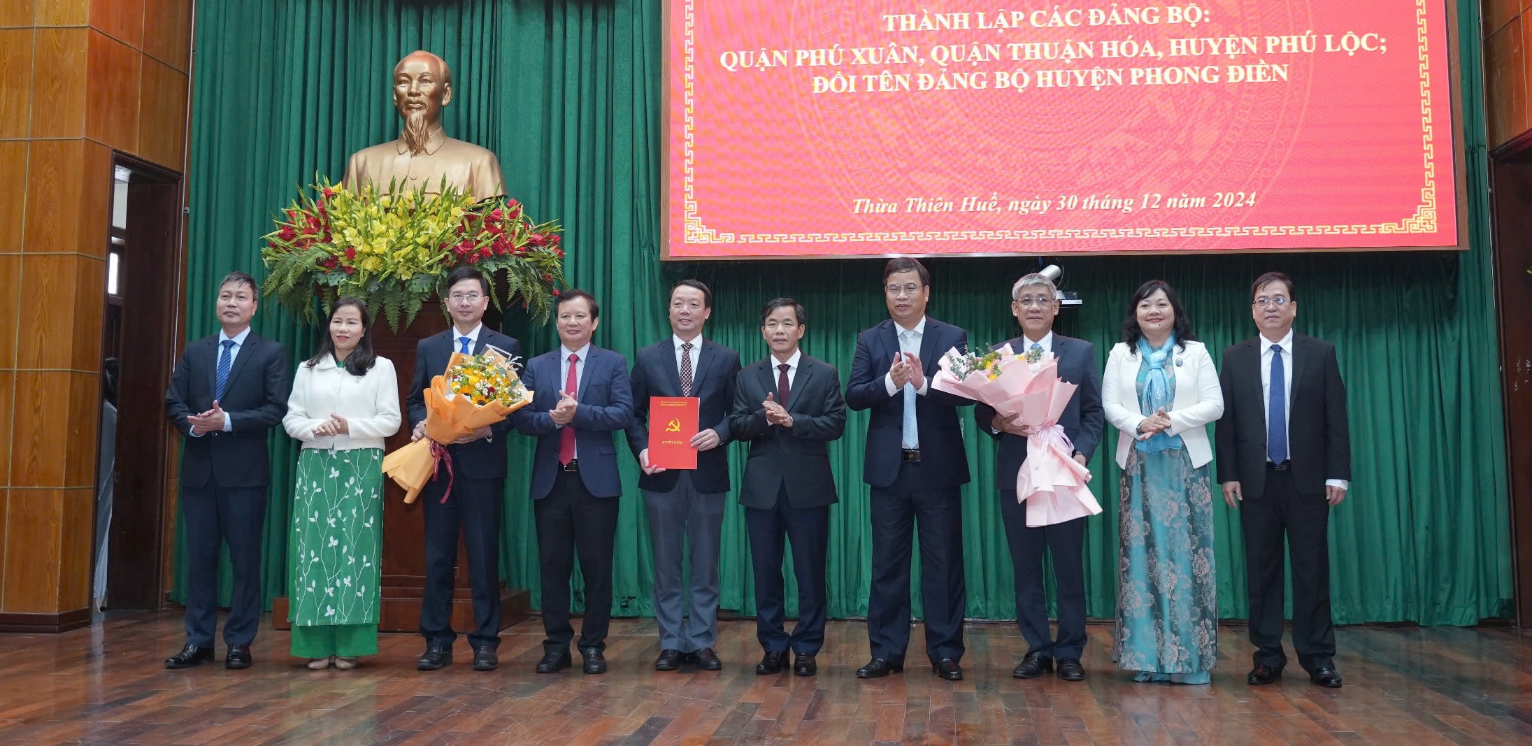 Trao nhiều quyết định quan trọng liên quan đến Thành phố Huế trực thuộc Trung ương