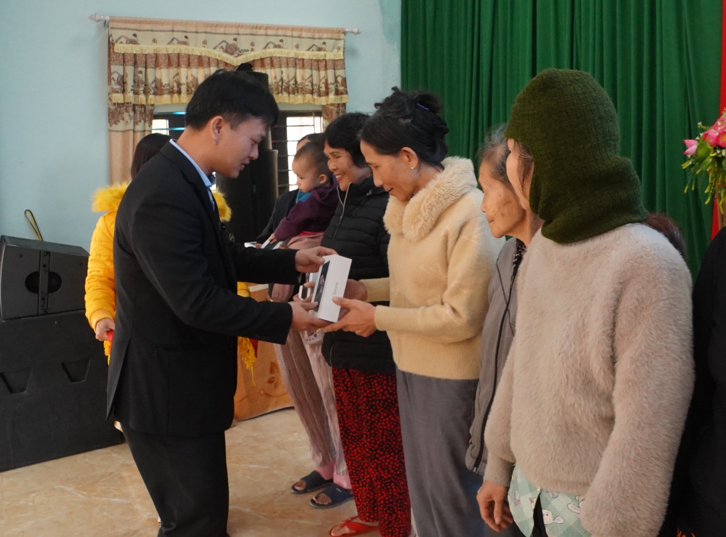 Trao tặng điện thoại thông minh cho các gia đình có hoàn cảnh khó khăn