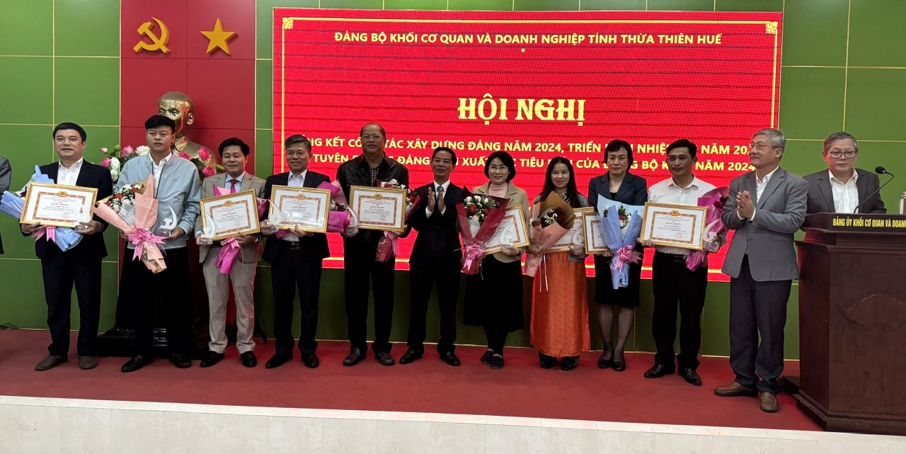 Khen thưởng 18 tổ chức cơ sở Đảng hoàn thành xuất sắc nhiệm vụ