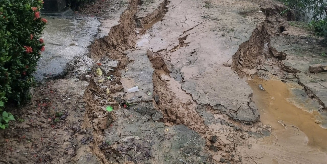 Khắc phục sạt lở, sụt lún tuyến đường dân sinh dọc sông Rào Cùng