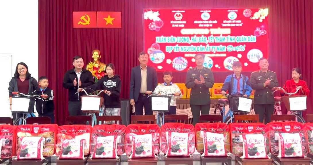 Ấm áp “Xuân biên cương, hải đảo - Tết thắm tình quân dân”