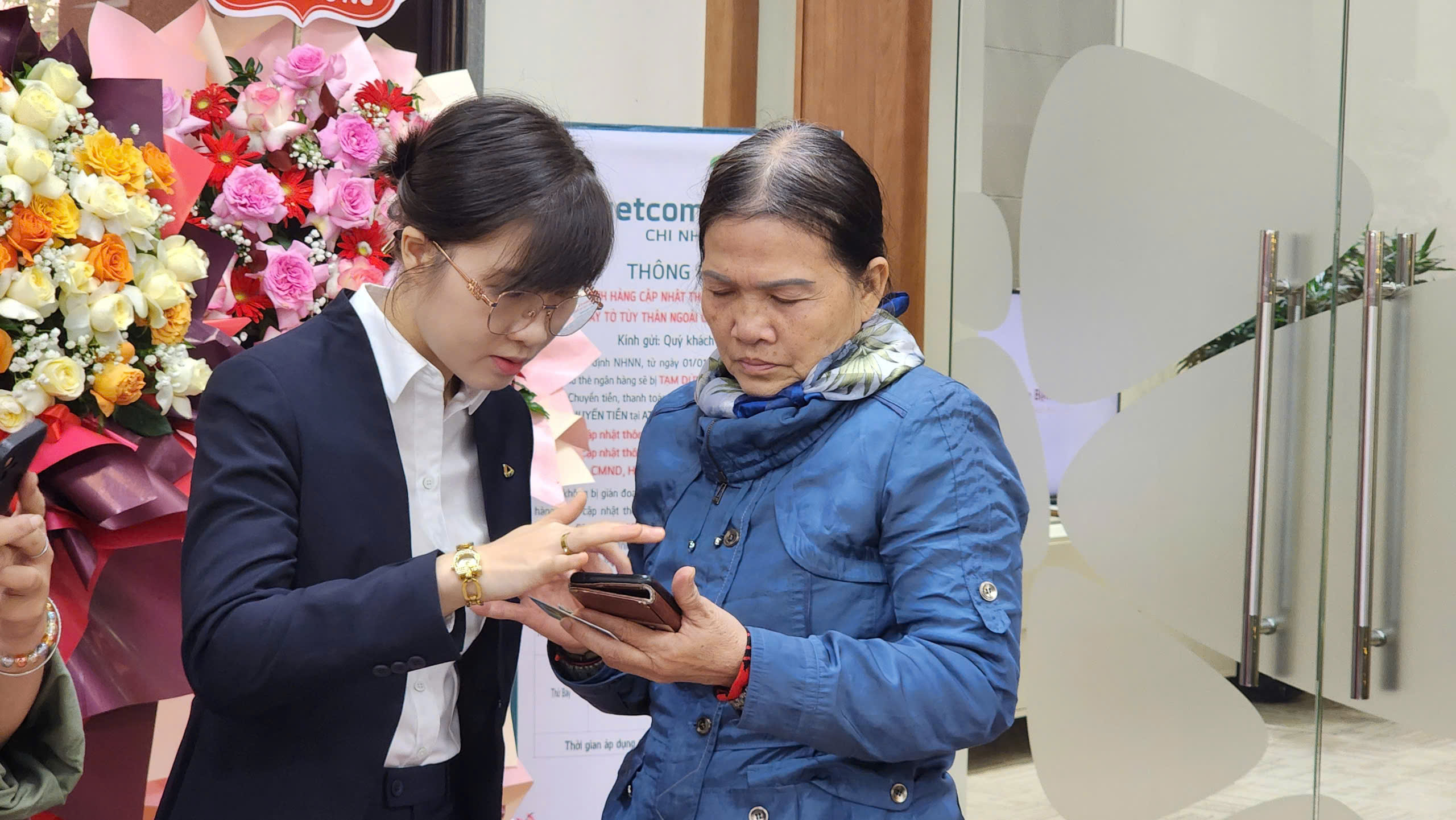 Người dân tập trung cập nhật sinh trắc học trong ngày làm việc đầu năm