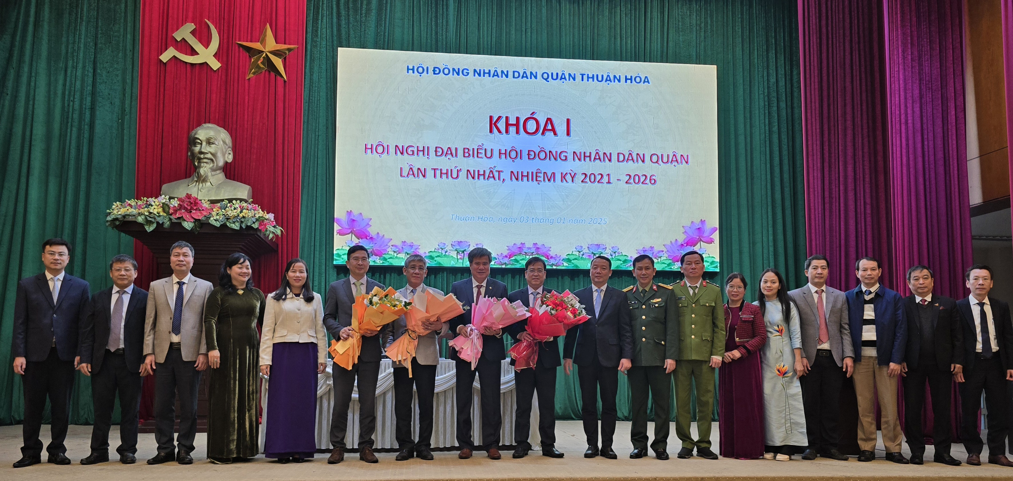 Thảo luận và thông qua các Nghị quyết về phát triển kinh tế - xã hội năm 2025