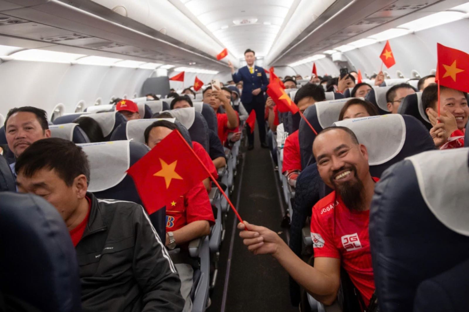 Cổ động viên lên đường sang Thái Lan cổ vũ đội tuyển Việt Nam đá chung kết lượt về