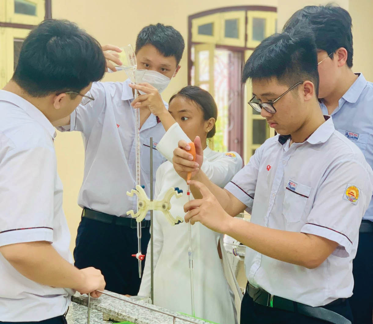 Áp lực của học sinh từ các cuộc thi