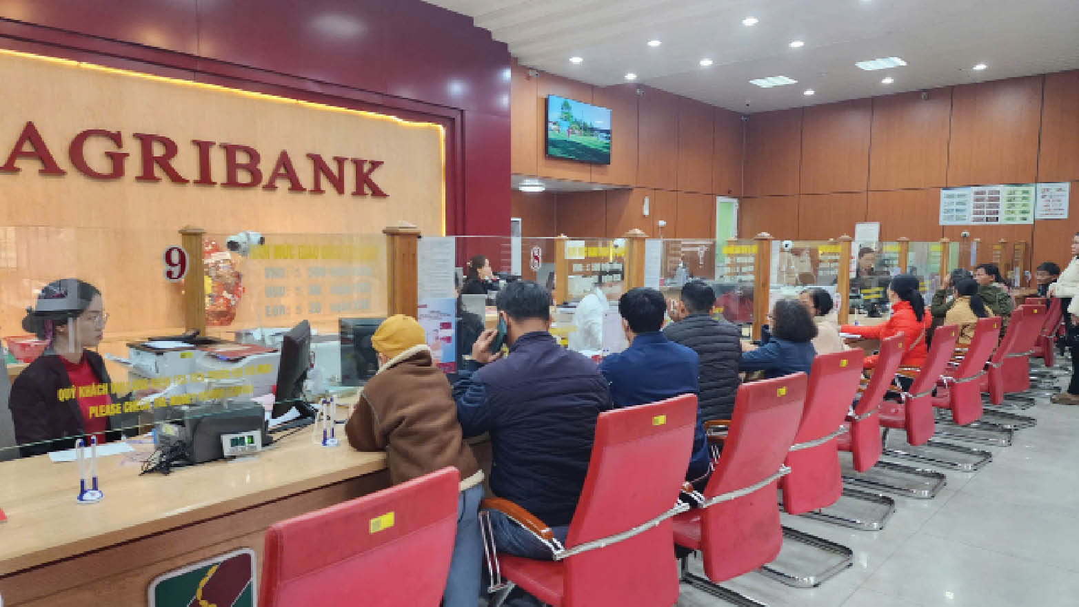 Ngân hàng “chạy đua” tăng lãi suất