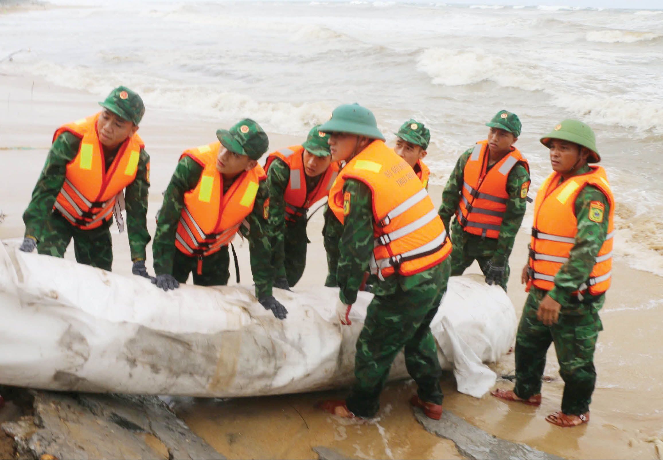 Cân đối nguồn vốn đầu tư xây dựng kè biển