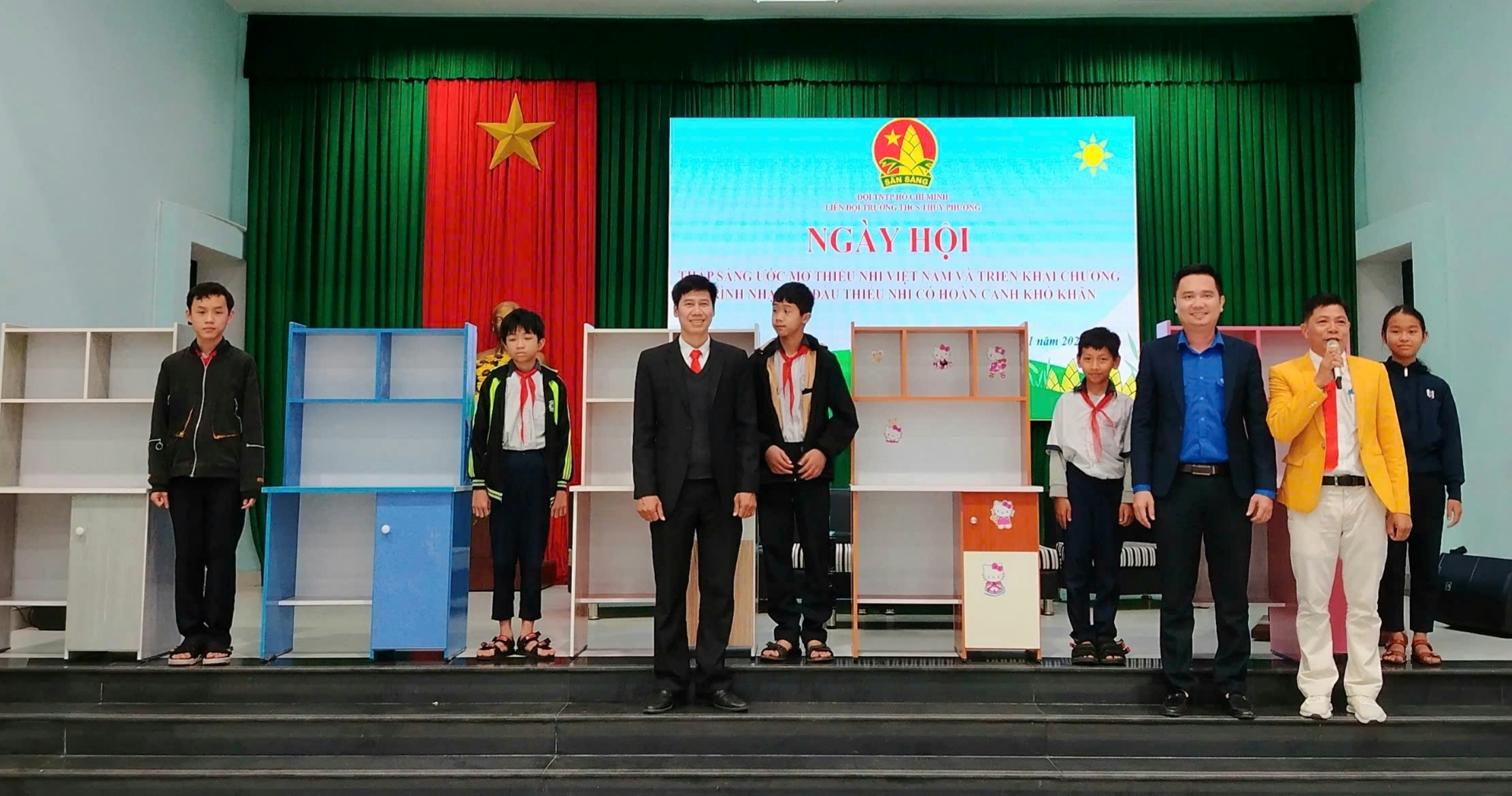 Hướng nghiệp thông qua ngày hội Thắp sáng ước mơ thiếu nhi Việt Nam